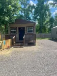 Pet friendly cabin in quiet Plainview with WiFi, AC
