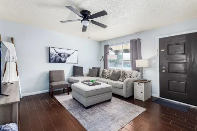 Resort Style 3BR 2BA Pool, Hot Tub, Near Waste Mgmt Open and Spring Training Hotels in Ahwatukee Foothills