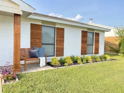 THE COLONY COTTAGE W/HOT TUB & OUTDOOR OASIS/FAMILY FRIENDLY