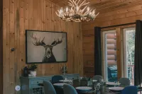 Cozy Log Cabin: Hot Tub under the Stars, Private Deck, King Bed, Dog Friendly!