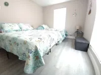 SEASCAPE COZY BEACH HOME 1/2MI. TO OCEAN! SLEEPS 6-Fenced Backyard Hotels in Naples Park