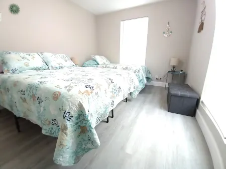 SEASCAPE COZY BEACH HOME 1/2MI. TO OCEAN! SLEEPS 6-Fenced Backyard