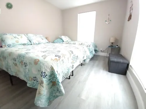 SEASCAPE COZY BEACH HOME 1/2MI. TO OCEAN! SLEEPS 6-Fenced Backyard