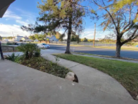 luxurious Charming 2-bed house with WiFi and AC with arcade pac-man pet friendly