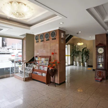 Insadong Crown Hotel Отели рядом с достопримечательностью «Галерея «Топгоал Арт»»
