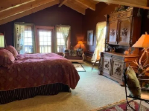 TN Mountain Lodge: sleeps 22+ lake, hikes, hot tub, Sauna