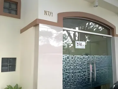 Galaxy Guest House Hoteller i Semolowaru