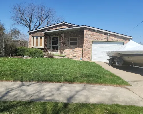 Waterfront with Boat Dock on Detroit River Channel. Fish from the Backyard 懷恩多特酒店
