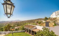 30 minutes from Malaga! Villa ideal for large groups, with games room