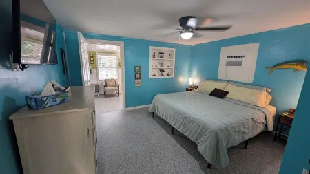 Free Boat to Use at Our Fish Camp, Water Front, Fish from Dock,Worm Farm,Pets OK