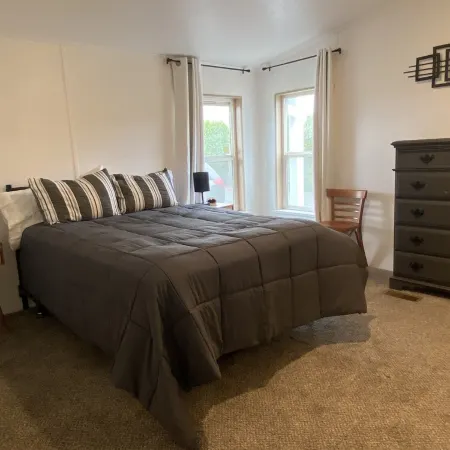 Super Clean, Cozy 3 Bedroom 2 Bath, Sleeps 6 close to Hereth Park