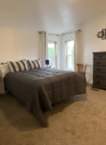 Super Clean, Cozy 3 Bedroom 2 Bath, Sleeps 6 close to Hereth Park