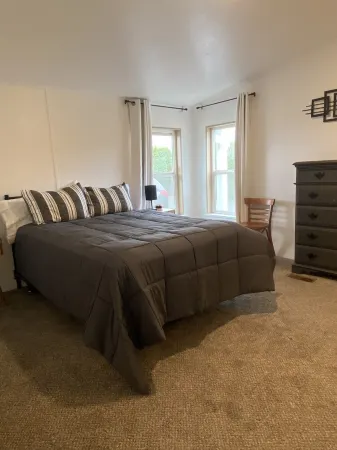 Super Clean, Cozy 3 Bedroom 2 Bath, Sleeps 6 close to Hereth Park