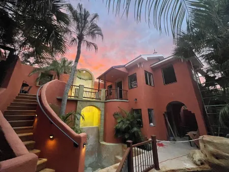 The Casita is a stunning villa in a tropical oasis in historic downtown DeLand. Отели рядом с достопримечательностью «Мелчинг Филд эт Конрад Парк»