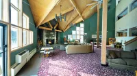 Loon's Edge Retreat -Recently Renovated, Ski, Hike, Mountain views, Pool/hot tub