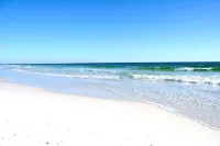 "Juniper Junction" - Covered Pool / Entertainer’s Dream / 10 Minutes from Beach