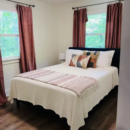 Cozy mountain cabin in Hiawassee!