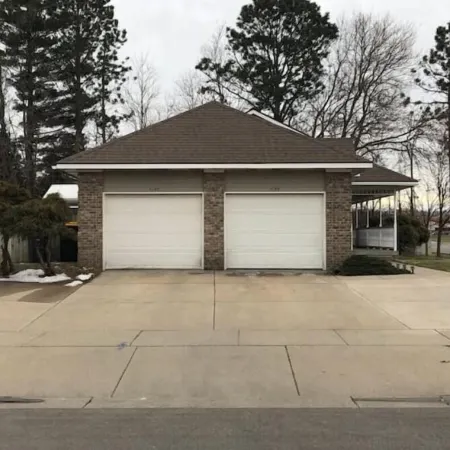 Spacious 4-bedroom house in fantastic Grandville with WiFi, AC