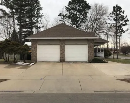 Spacious 4-bedroom house in fantastic Grandville with WiFi, AC