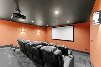 Black Bear & Blue Heron by Avantstay 2 Lakefront Homes, Sleeps 43 Pool, Dock, Theater