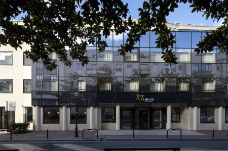 Appart hôtel 37 Lodge la Défense Courbevoie Отели рядом с достопримечательностью «Парк Бекон»