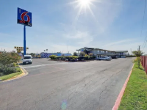 德克薩斯拉雷多 - 南 6 號汽車旅館 拉雷多酒店