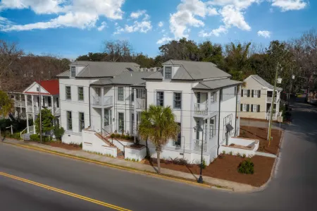 The Emerald Boutique Stays Отели рядом с достопримечательностью «Spanish Moss Trail»