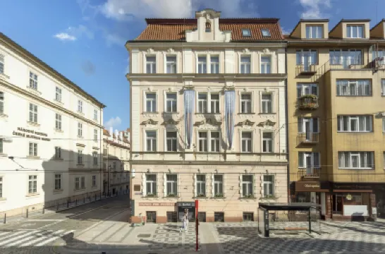 Hotel William Hotel dekat Jewish Town Hall