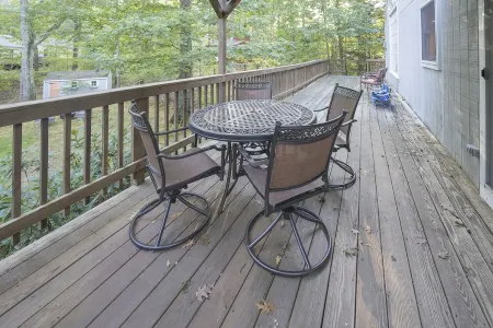 New to Market.  Coastal Haven with Wrap-Around Deck & Fire Pit Отели рядом с достопримечательностью «Футбридж Бич»