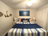 Sunlit Seacove. G-Floor, Walk to Beach, Shops, & Dinning. Private Beach Access.