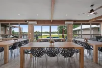 Lakeside Family Getaway – Amenity Packed