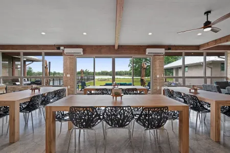 Lakeside Family Getaway – Amenity Packed