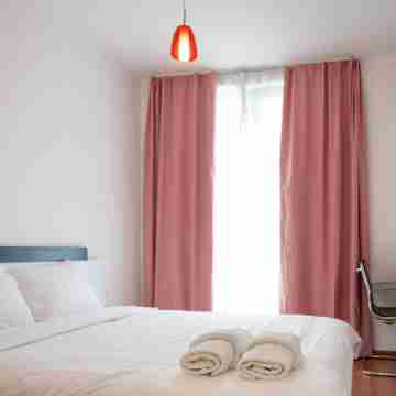 Sunny 1Bdr Apartment Near Center Rooms