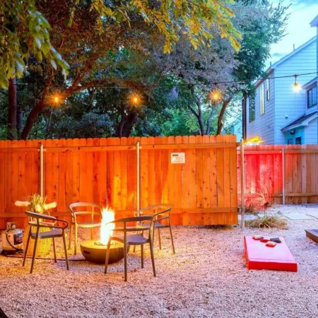 Eastside Home Sleeps 18 with Cowboy Pool & Fire Pit