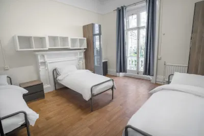 Holland House (Victoria) Hotels in 