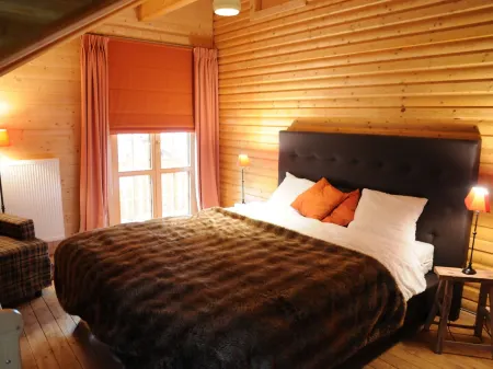 Spacious Chalet Located at Bomal with Hot Tub & Garden Parlour