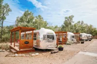 Amigo Motor Lodge - parking
