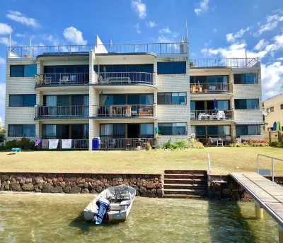 Wharf Lodge River View Apartment فنادق في Pacific Paradise