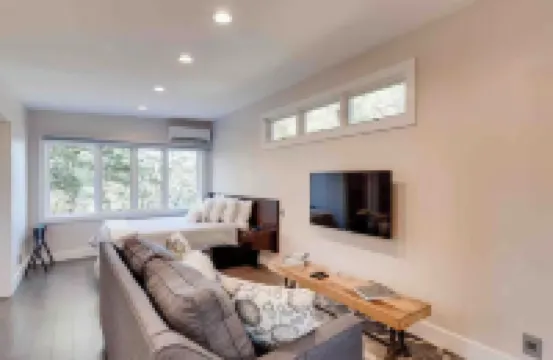 Cozy Modern Cabin wt Pool, Hot Tub, Fire pit and Goats, Alpacas, Chickens & Emus