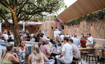 Barrys Beach Road Hotel