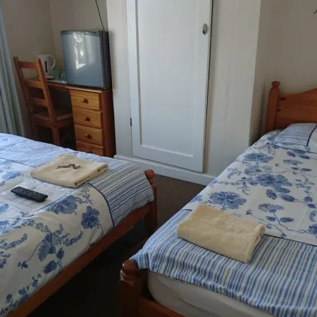 Room in Guest Room - Comfortable Family Room with Tv, Free Fast Wifi, Sleeps 3