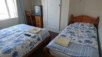 Room in Guest Room - Comfortable Family Room with Tv, Free Fast Wifi, Sleeps 3 Hotels in Harlington