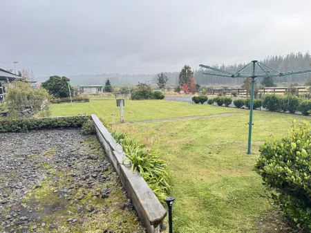 The Crossing Lodge and Backpackers