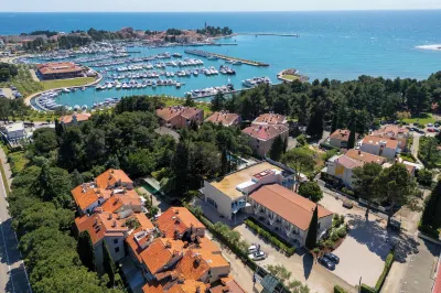 Hotel Emaus Отели рядом с достопримечательностью «Chrch of St. Pelage and St. Benedetto»