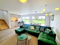 Spacious & Luxurious 5 Bedrooms House - parking
