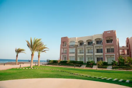 Oyster Bay Beach Suites Отели рядом с достопримечательностью «Bridge of Royal Tulip Beach Resort»