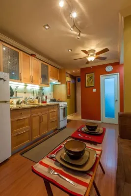 ニュー キングストン ゲスト アパートメンツ アット シーモア ハーフ・ウェイ・ツリー周辺のホテル