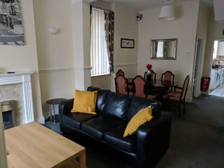 4 Bedroom House at Fern Lodge Preston Serviced Accommodation - Free WiFi & Parking Отели в г. Престон