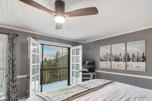 Evergreen Dream Home! HOT TUB /KING BEDS / PIANO/ AMAZING VIEWS/ 10 MIN TO SKI!!