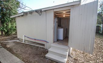 Hays #B Near Downtown Guest Studio